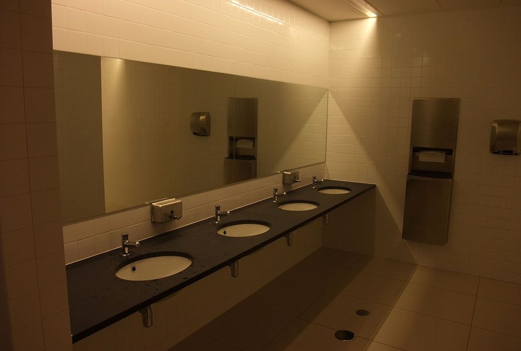 Toilettes en sous-sol de l’église
