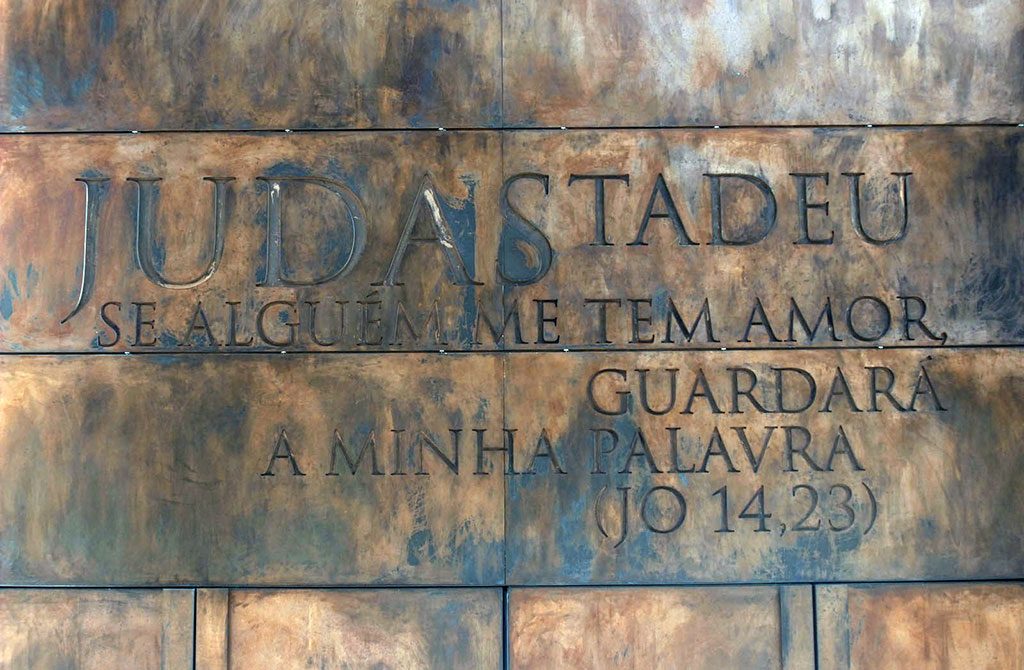 Citation biblique gravée sur la porte