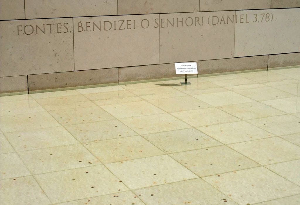 Pièces de monnaie au fond de la fontaine