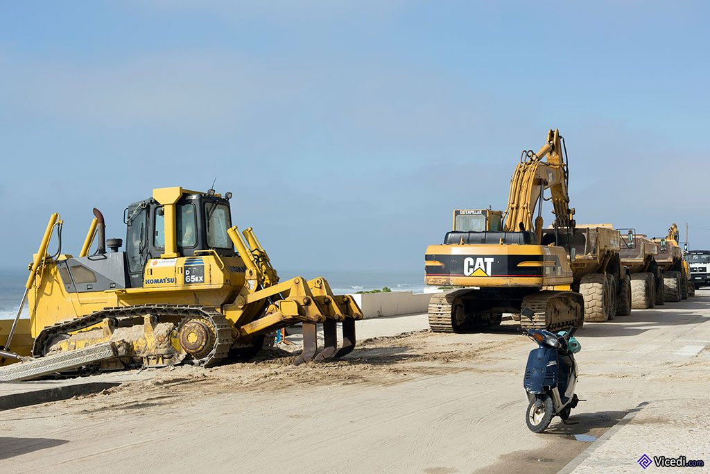 Si les machines chargées de remettre du sable sur la plage sont arrêtées, c’est parce que c’est l’heure de la pause.