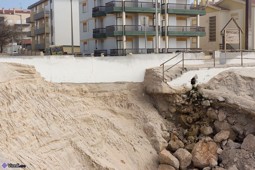Le muret sépare la plage du trottoir et de la route
