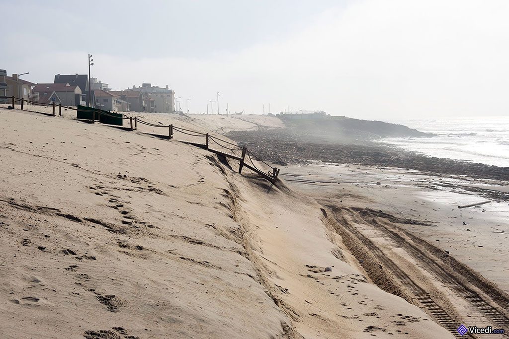 La passerelle nous donne une bonne indication du sable manquant…