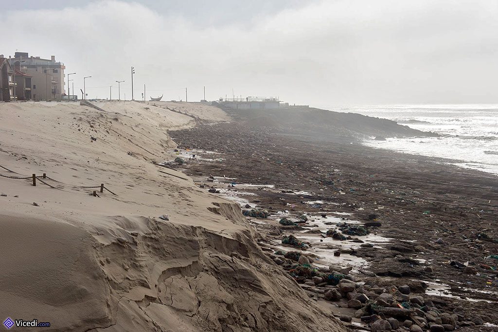 Il ne reste plus que les rochers et les déchets, où l’été dernier nous étalions nos serviettes de plage.