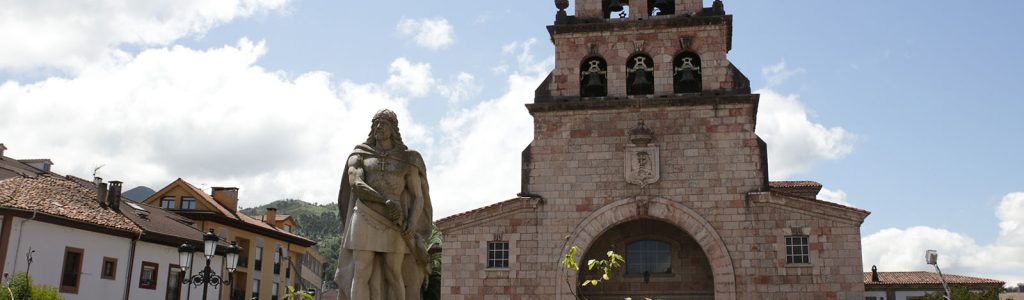 Devant l'église de Nuestra Señora de la Asunción, la statue de Pélage