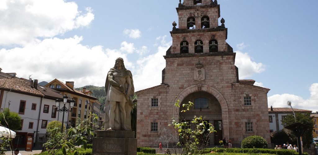 Devant l'église de Nuestra Señora de la Asunción, la statue de Pélage