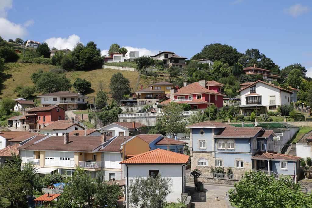 Maisons perchées sur les montagnes